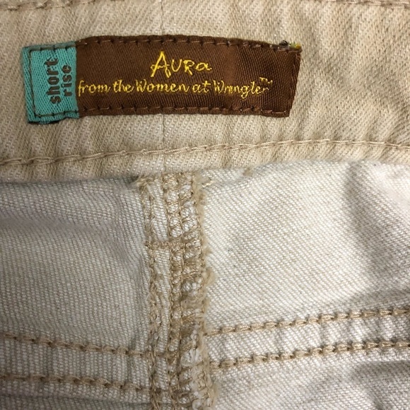 Aura from the Woman at Wrangler Women’s Tan Short‎ Rise Jeans Size 10P - Picture 3 of 4